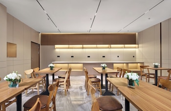 jinglai zhenxuan shanghai tongji hospital xincun road subway station hotel