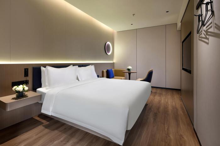 jinglai zhenxuan shanghai tongji hospital xincun road subway station hotel
