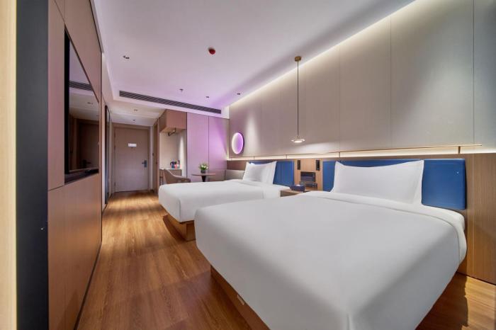 jinglai zhenxuan shanghai tongji hospital xincun road subway station hotel