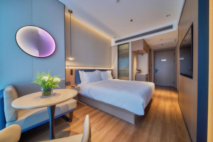 jinglai zhenxuan shanghai tongji hospital xincun road subway station hotel