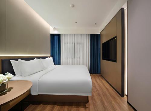 jinglai zhenxuan shanghai tongji hospital xincun road subway station hotel