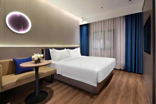 jinglai zhenxuan shanghai tongji hospital xincun road subway station hotel