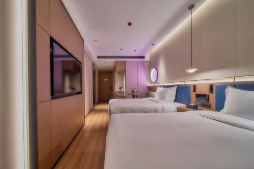 jinglai zhenxuan shanghai tongji hospital xincun road subway station hotel
