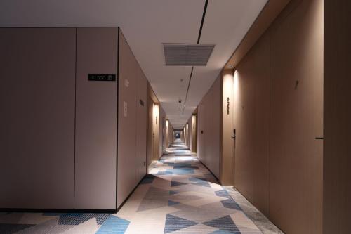 jinglai zhenxuan shanghai tongji hospital xincun road subway station hotel