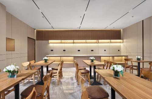 jinglai zhenxuan shanghai tongji hospital xincun road subway station hotel