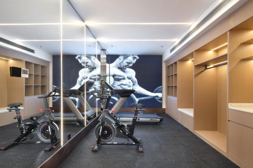 jinglai zhenxuan shanghai tongji hospital xincun road subway station hotel