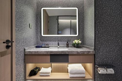 jinglai zhenxuan shanghai tongji hospital xincun road subway station hotel