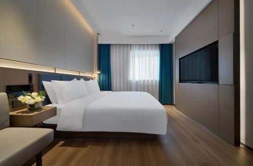 jinglai zhenxuan shanghai tongji hospital xincun road subway station hotel