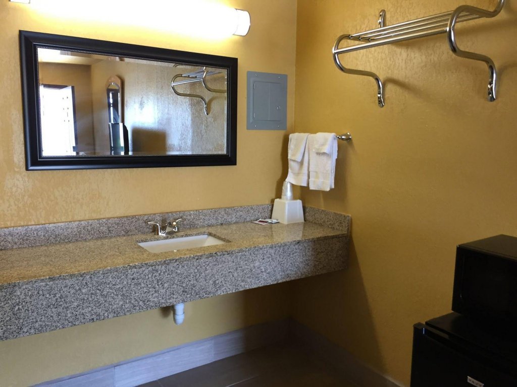 Budget Inn,Byng>>Ada,3 star