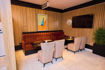 bourdillon hotel and apartments airport rd