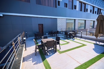 bourdillon hotel and apartments airport rd