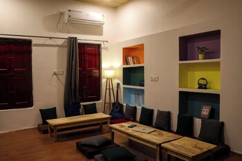 mosaic hostel varanasi