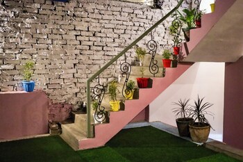 mosaic hostel varanasi