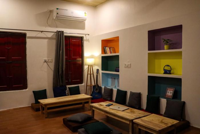 mosaic hostel varanasi