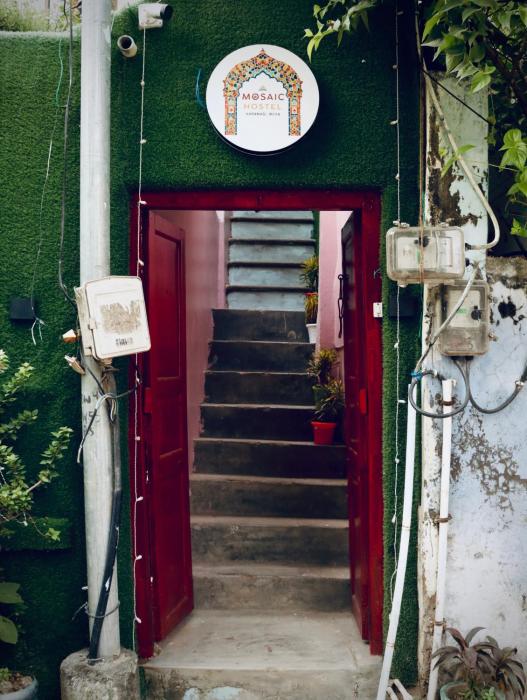 mosaic hostel varanasi