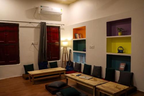 mosaic hostel varanasi