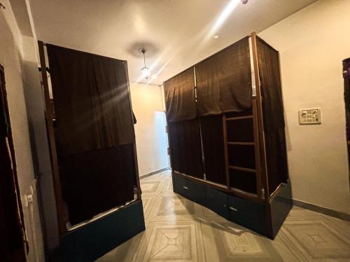 mosaic hostel varanasi
