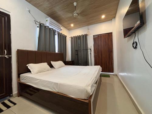 mosaic hostel varanasi