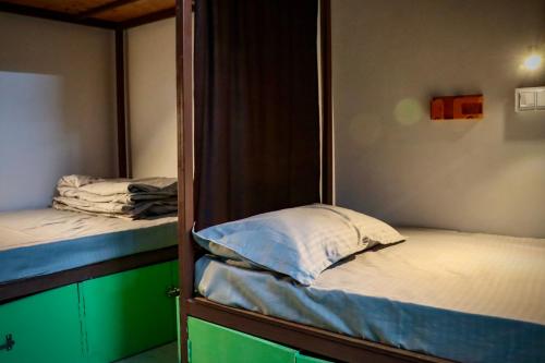 mosaic hostel varanasi