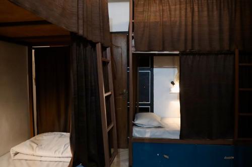 mosaic hostel varanasi