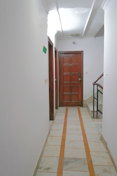 roomshala hotel iconic near karol bagh