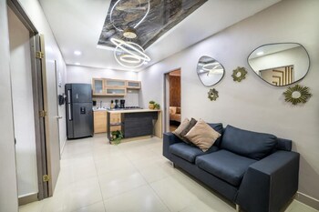 5br by lleras park w arcade and foosball