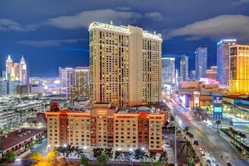 deluxe balcony strip view suite