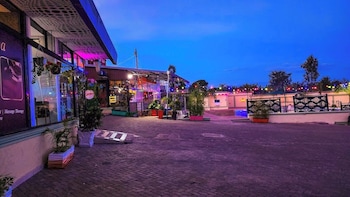 derby place lounge karatina