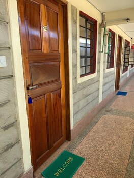 derby place lounge karatina