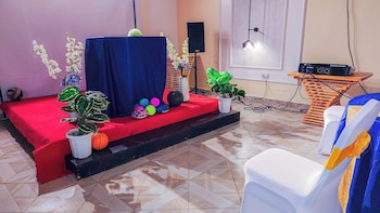 derby place lounge karatina