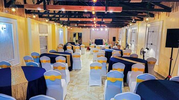 derby place lounge karatina