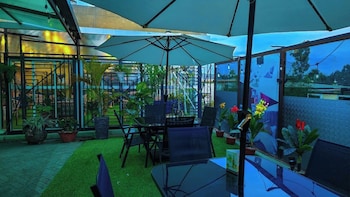 derby place lounge karatina