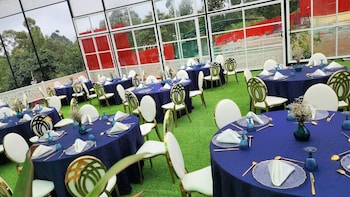 derby place lounge karatina