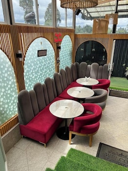 derby place lounge karatina