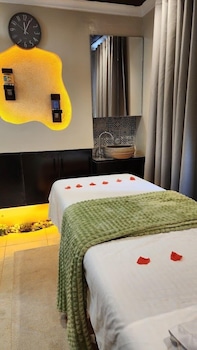 derby place lounge karatina