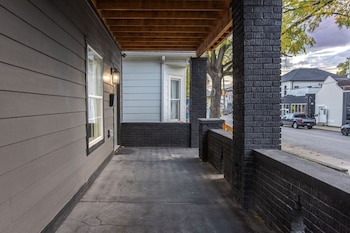 modern comfort downtown indy stylish 3br getaway