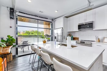 nashville oasis at the muse modern 2br with balcony and rooftop views