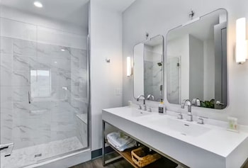 nashville oasis at the muse modern 2br with balcony and rooftop views