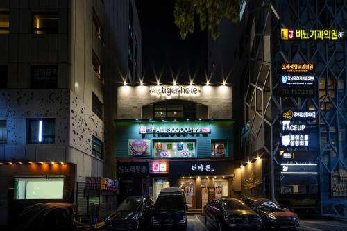 lazy tiger hotel