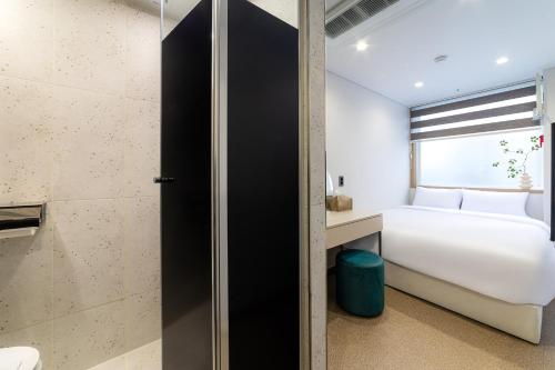 lazy tiger hotel