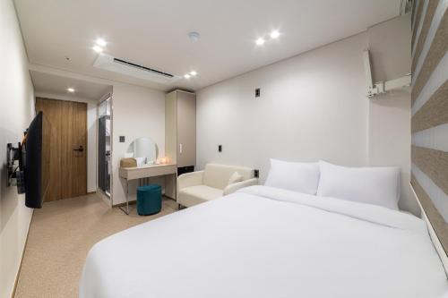 lazy tiger hotel