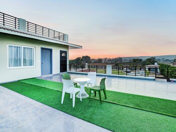 alaya stays lustra farms with pvt pool