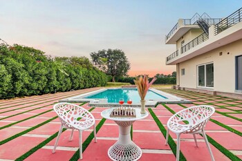 alaya stays lustra farms with pvt pool