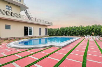 alaya stays lustra farms with pvt pool