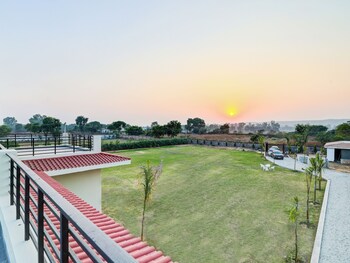 alaya stays lustra farms with pvt pool
