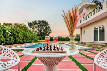 alaya stays lustra farms with pvt pool