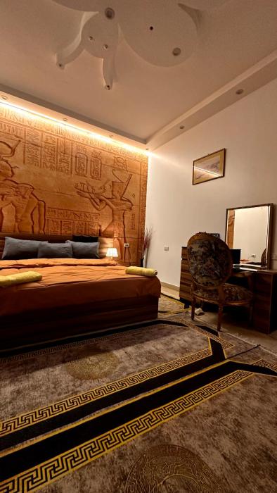 pyramids gold sand inn
