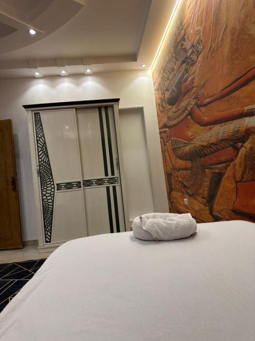 pyramids gold sand inn