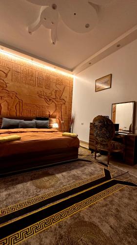 pyramids gold sand inn