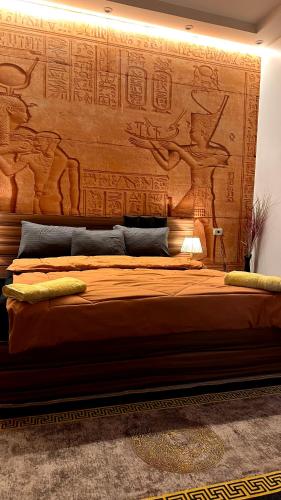 pyramids gold sand inn